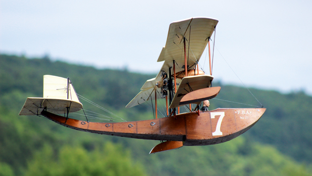 Wasserflug mit Oldtimer-Racern