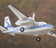 Zweimotorige Aero Commander für In- und Outdoor