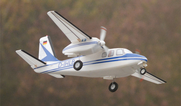 Zweimotorige Aero Commander für In- und Outdoor